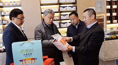 中國(guó)人民銀行黨委書(shū)記、中國(guó)銀保監(jiān)會(huì)主席郭樹(shù)清蒞臨公司調(diào)研產(chǎn)業(yè)化扶貧工作